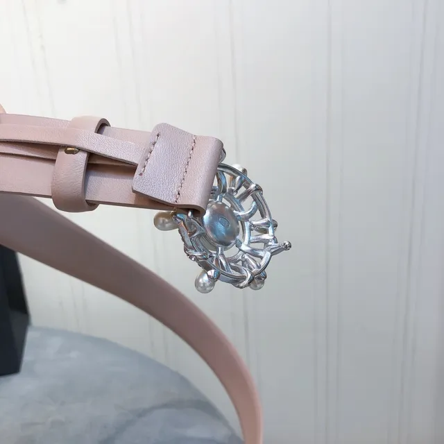 Chanel Ceinture en cuir beige et blanc étroit ornée de joyaux style camélia avec boucle 4