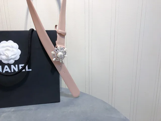 Chanel Ceinture en cuir beige et blanc étroit ornée de joyaux style camélia avec boucle 5