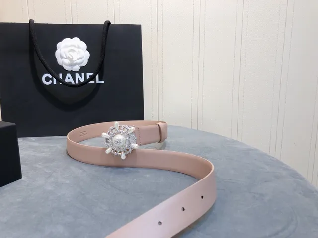 Chanel Ceinture en cuir beige et blanc étroit ornée de joyaux style camélia avec boucle 6