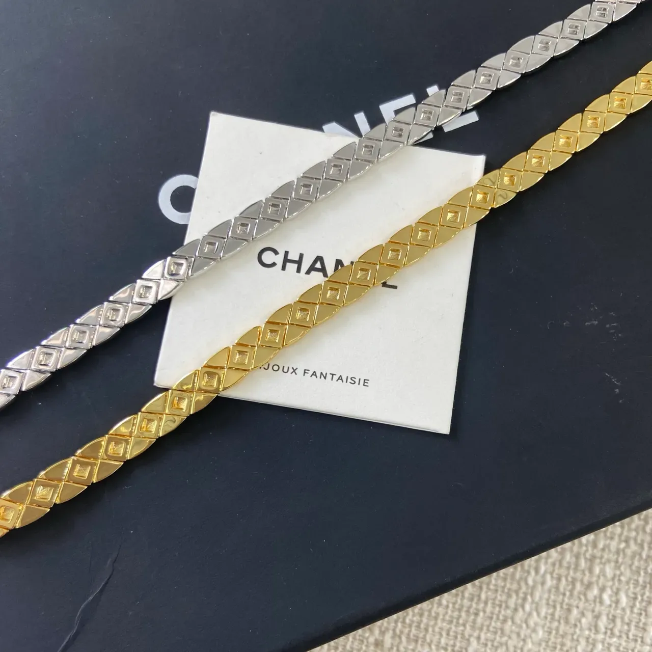 Chanel Bijoux Fantaisie Collar Choker con eslabones de diamante acolchados en tono dorado 4