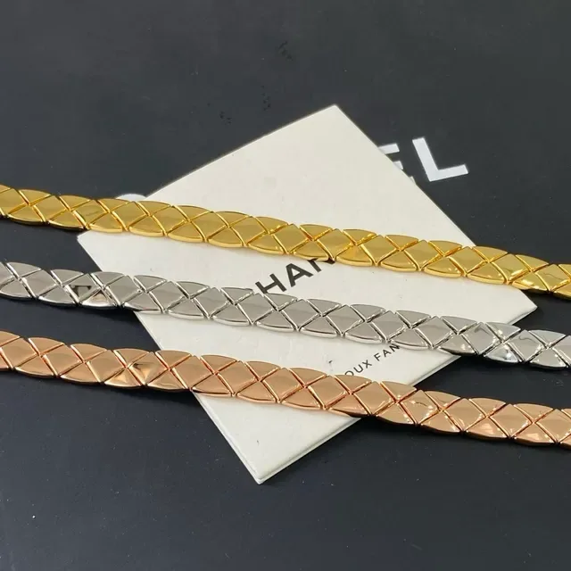 Chanel Bijoux Fantaisie Collar Choker con eslabones de diamante acolchados en tono dorado 5