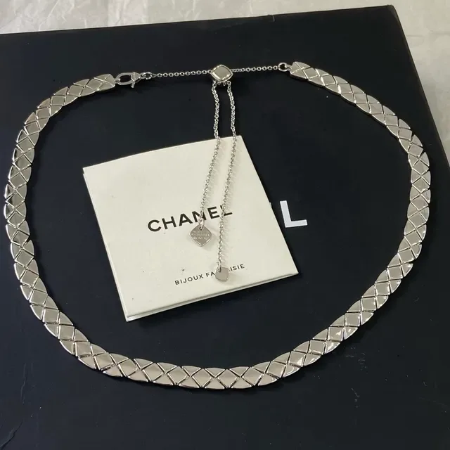 Chanel Bijoux Fantaisie Collar Choker con eslabones de diamante acolchados en tono dorado 7