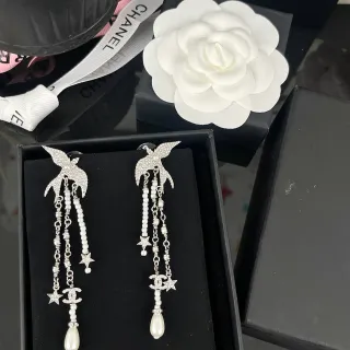 Chanel पक्षी प्रतीक मोती और क्रिस्टल झूमर कान की नथलियाँ