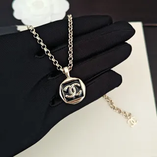 Chanel काली सोने की अष्टभुज पेंडेंट एमेल नेकलेस