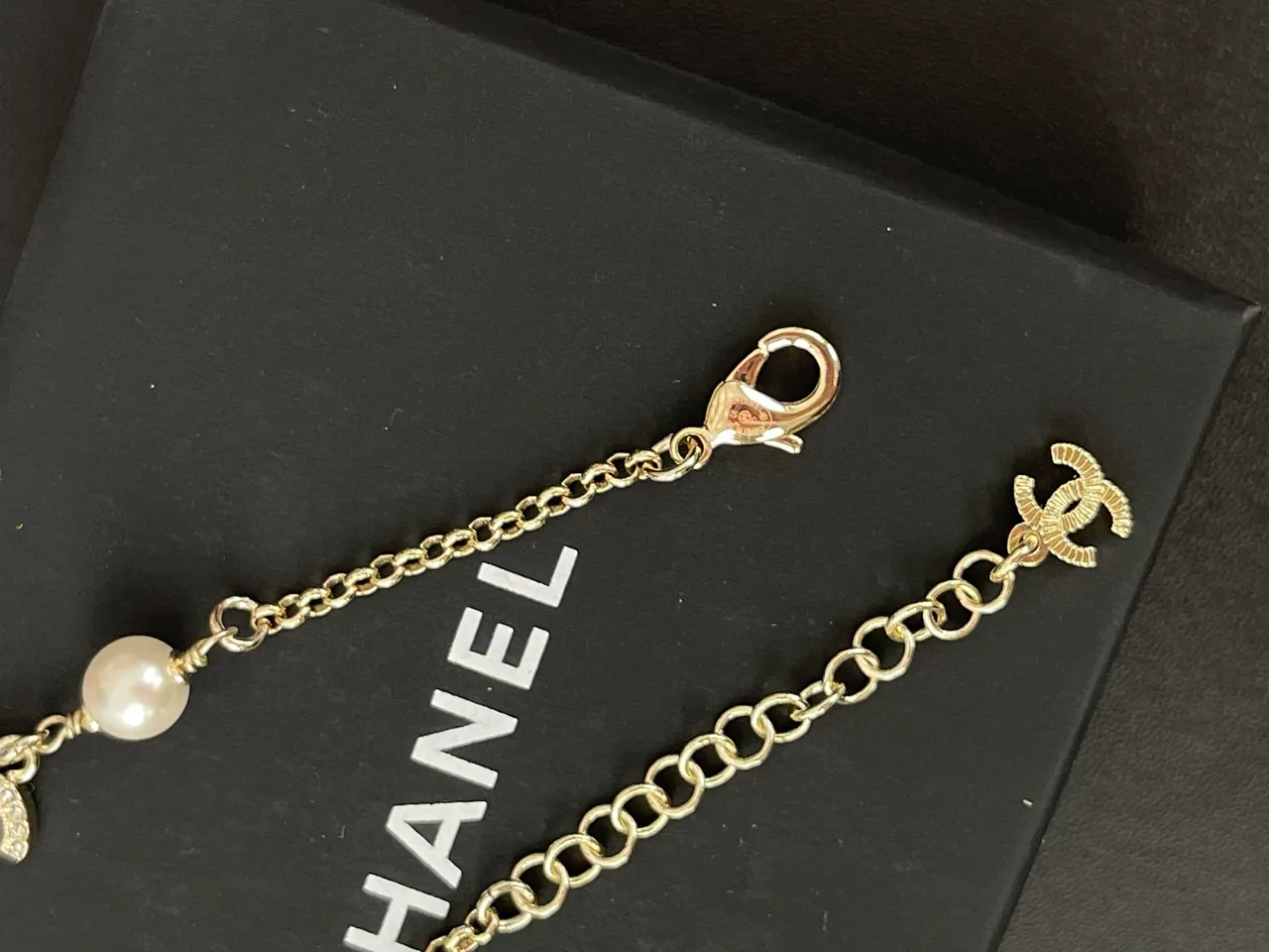 Chanel camélia e CC Charm pulseira de pérolas 2