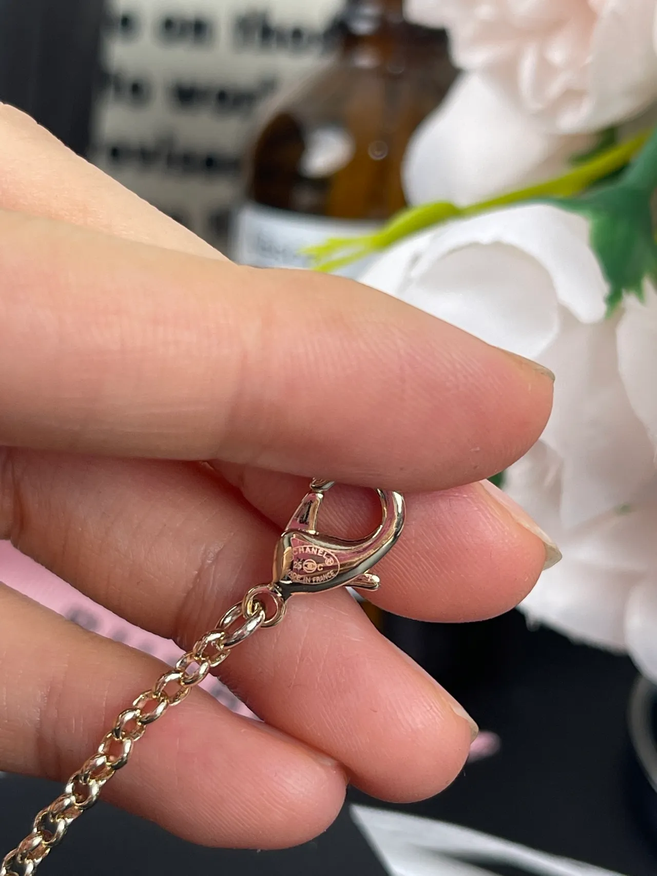 Chanel camélia e CC Charm pulseira de pérolas 3