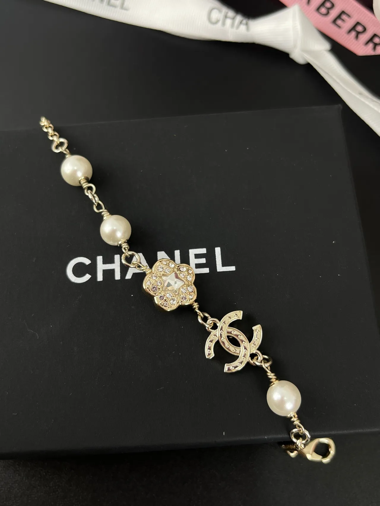 Chanel camélia e CC Charm pulseira de pérolas 4