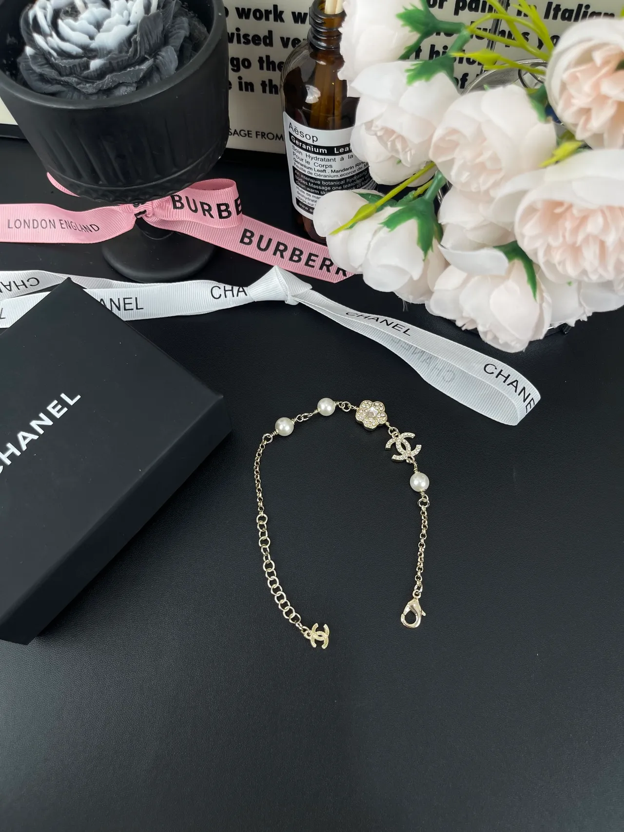 Chanel camélia e CC Charm pulseira de pérolas 5