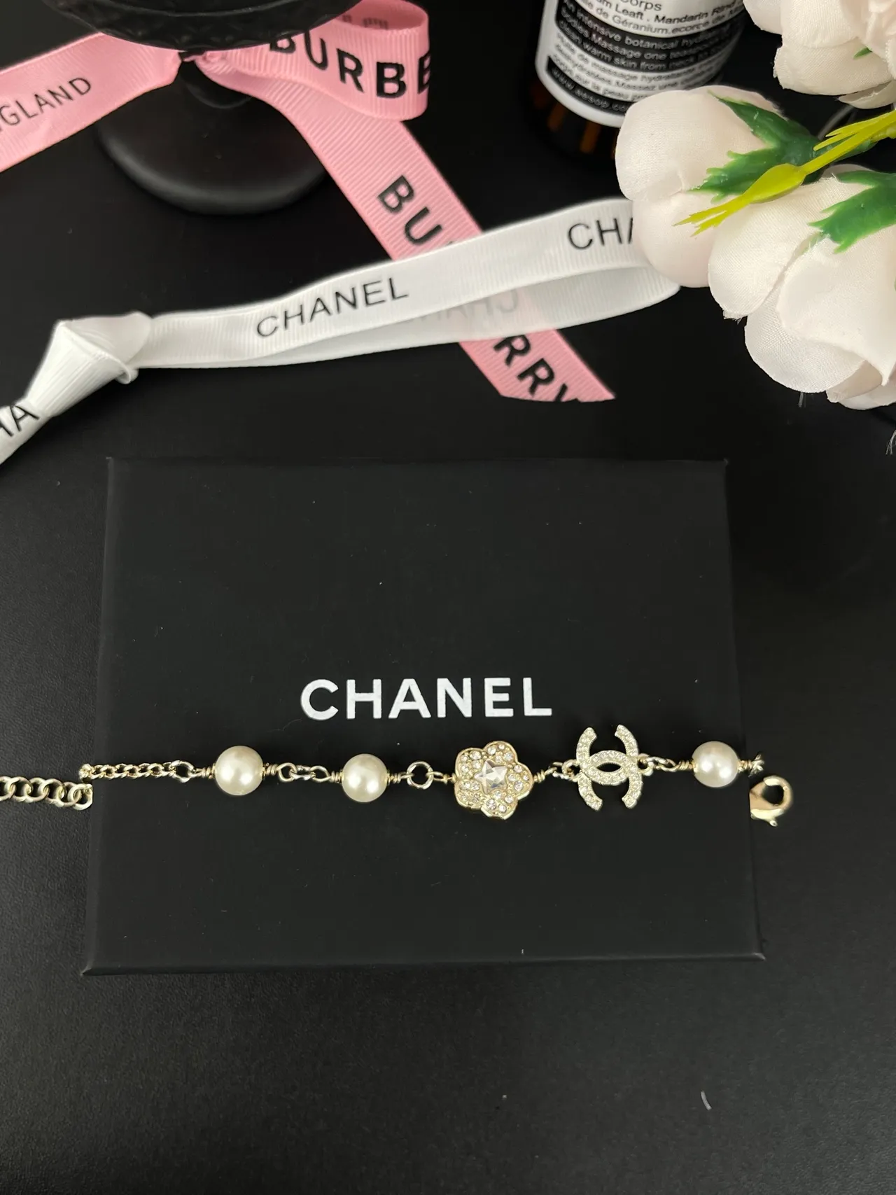 Chanel camélia e CC Charm pulseira de pérolas 6