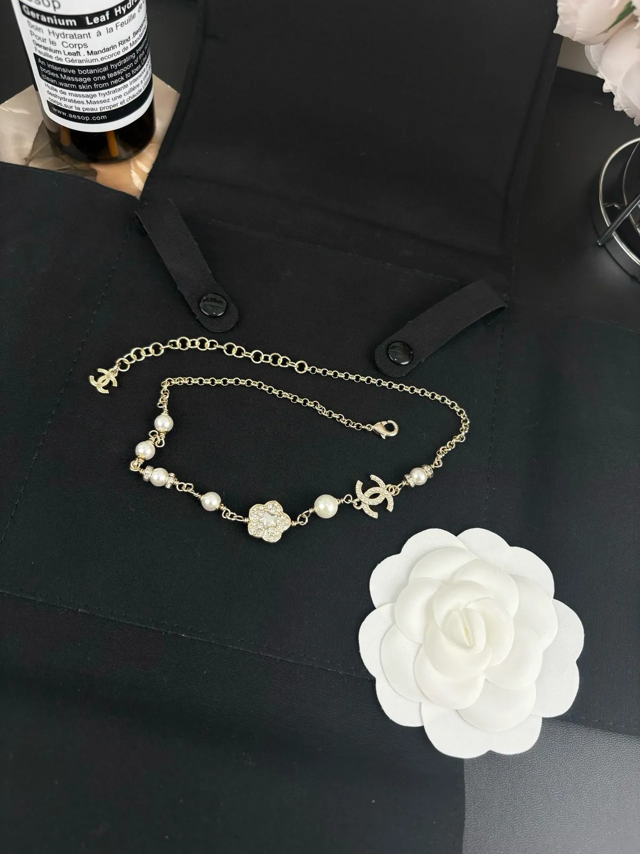 Chanel camélia e CC Charm pulseira de pérolas 7
