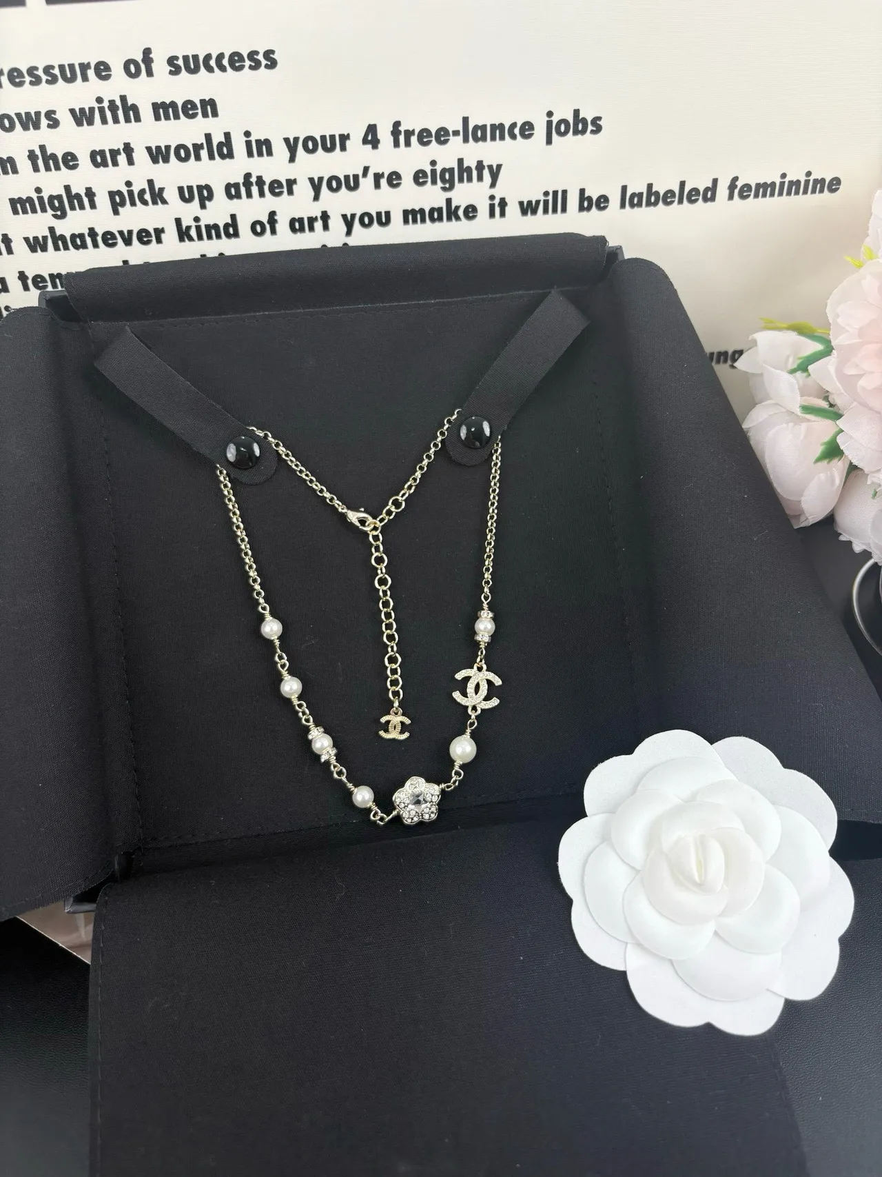 Chanel camélia e CC Charm pulseira de pérolas 8
