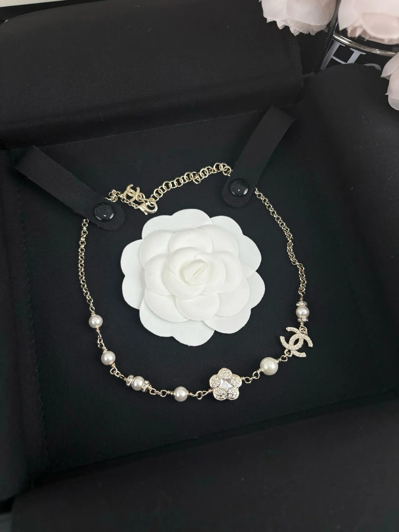 Chanel camélia e CC Charm pulseira de pérolas 9