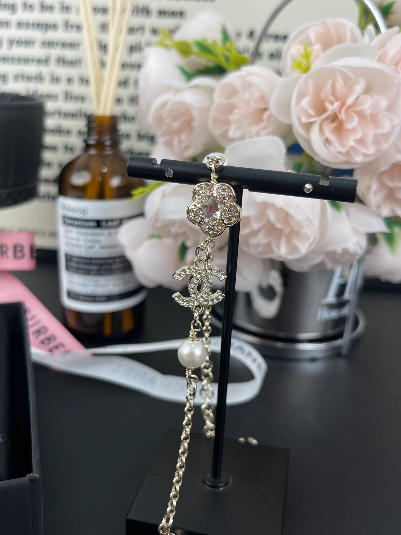 Chanel camélia e CC Charm pulseira de pérolas 10
