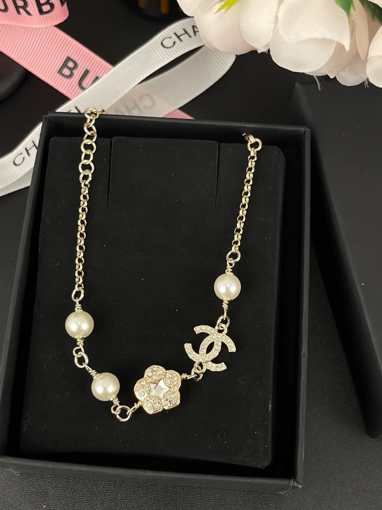 Chanel camélia e CC Charm pulseira de pérolas 11