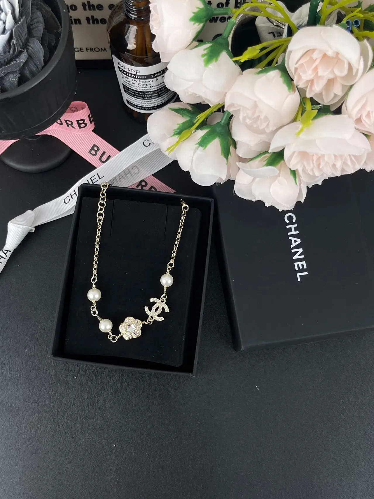 Chanel camélia e CC Charm pulseira de pérolas 12
