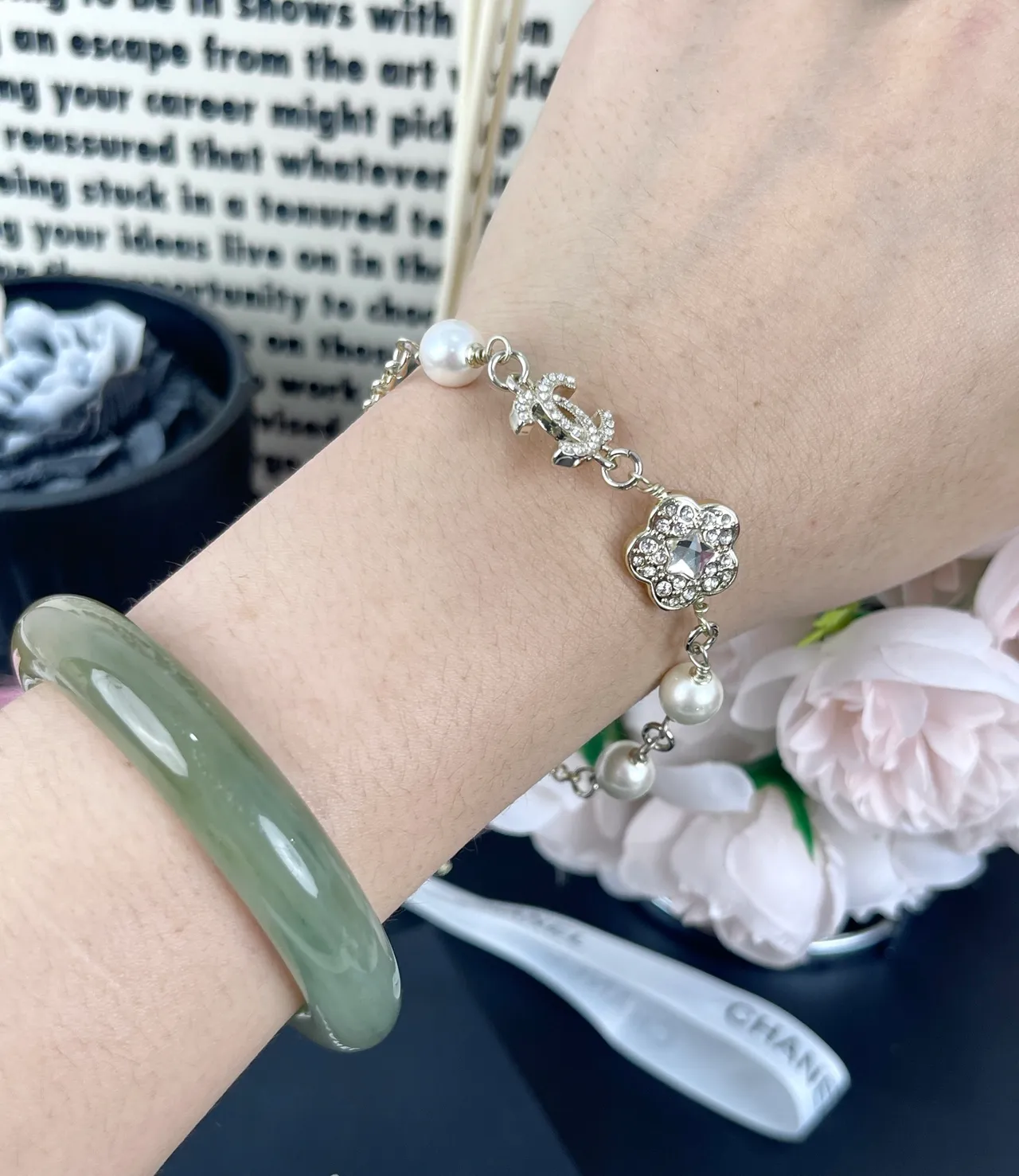 Chanel camélia e CC Charm pulseira de pérolas 13