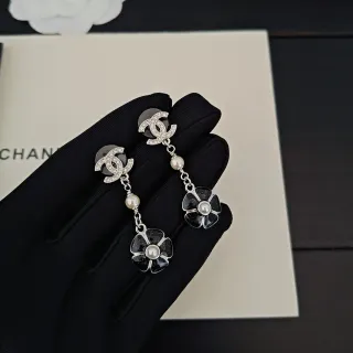 Chanel Camellia 黑银 Crystal-Embellished CC Logo Enamel 耳环