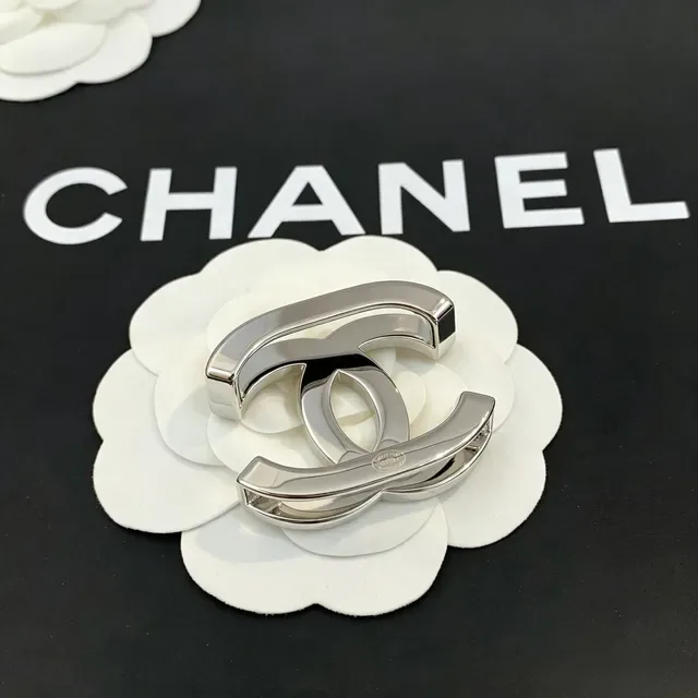 Chanel Camellia broche métal argenté floral blanc 6