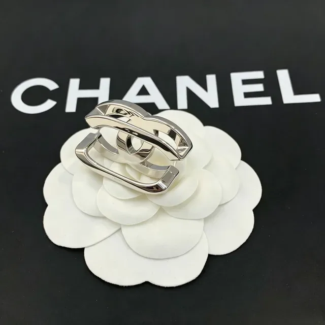 Chanel Camellia broche métal argenté floral blanc 7