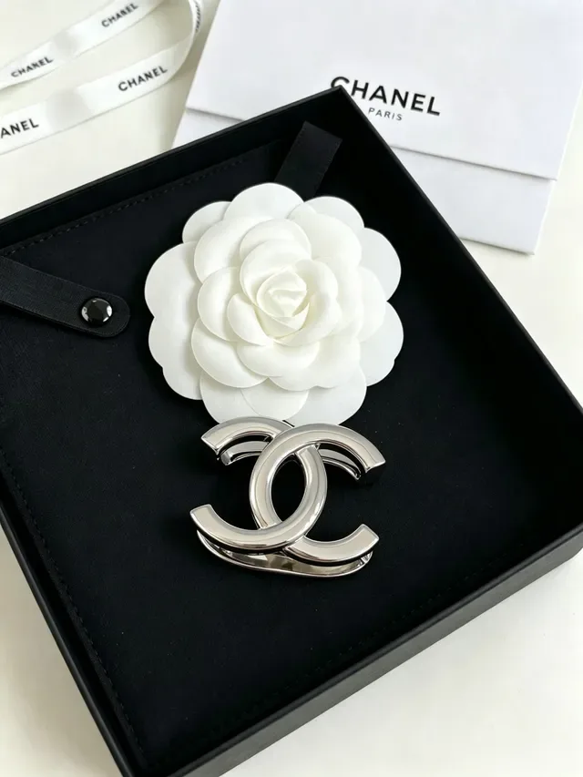 Chanel Camellia broche métal argenté floral blanc 8