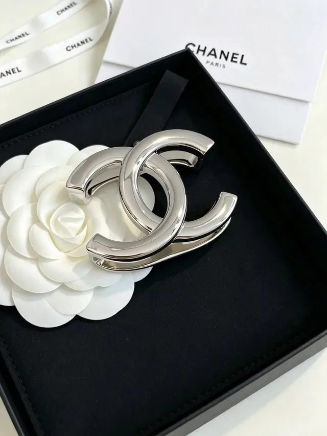 Chanel Camellia broche métal argenté floral blanc 9