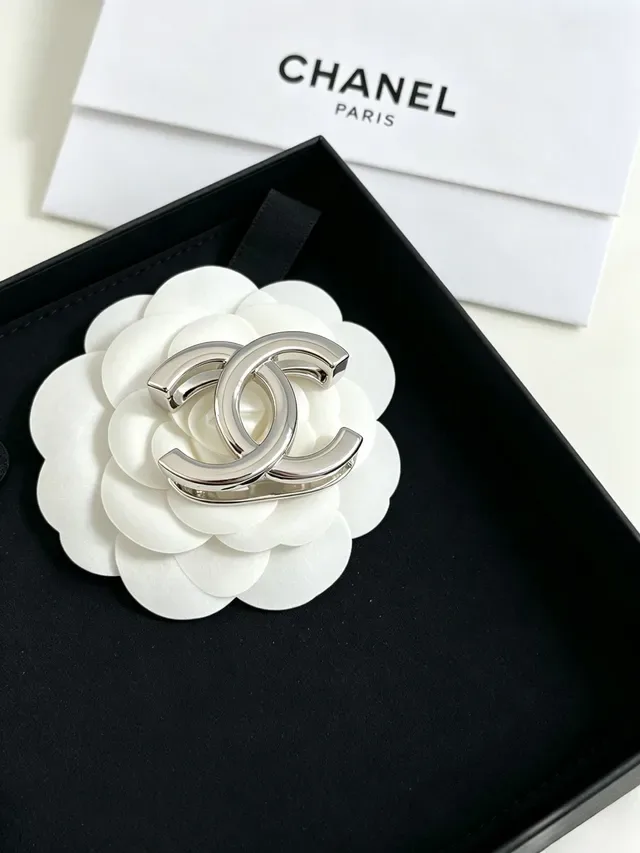 Chanel Camellia broche métal argenté floral blanc 10