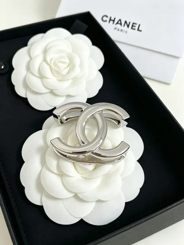 Chanel Camellia broche métal argenté floral blanc 11