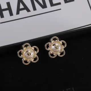 Chanel 山茶花金色调珍珠凸面耳钉