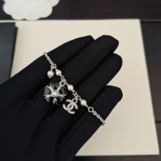 Chanel कैमेलिया मोती और क्रिस्टल CC चार्म ब्रेसलेट