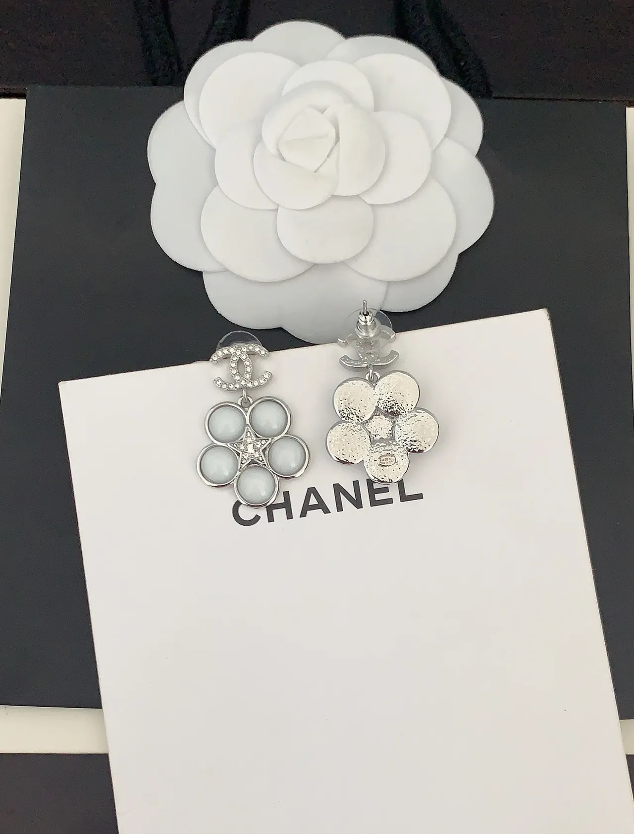 Chanel Camélia Branco Prata Motivo Cabochon-Set Pétalas Brincos 2