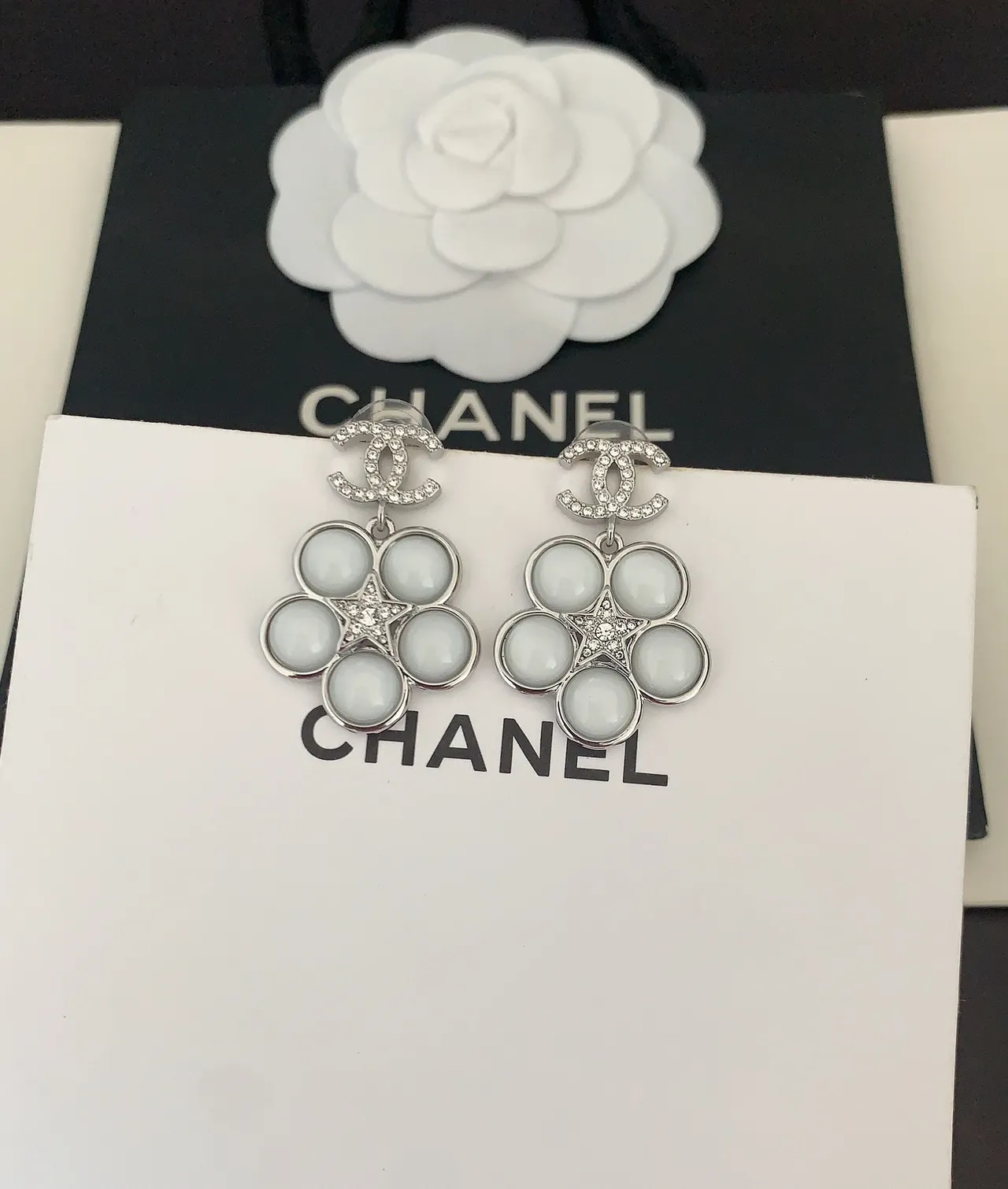Chanel Camélia Branco Prata Motivo Cabochon-Set Pétalas Brincos 3