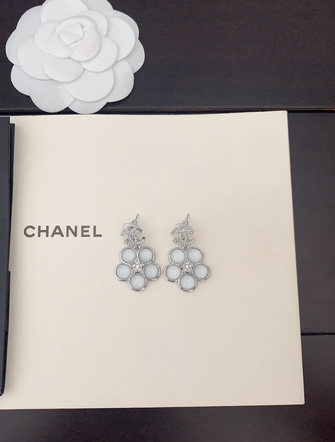 Chanel Camélia Branco Prata Motivo Cabochon-Set Pétalas Brincos 4