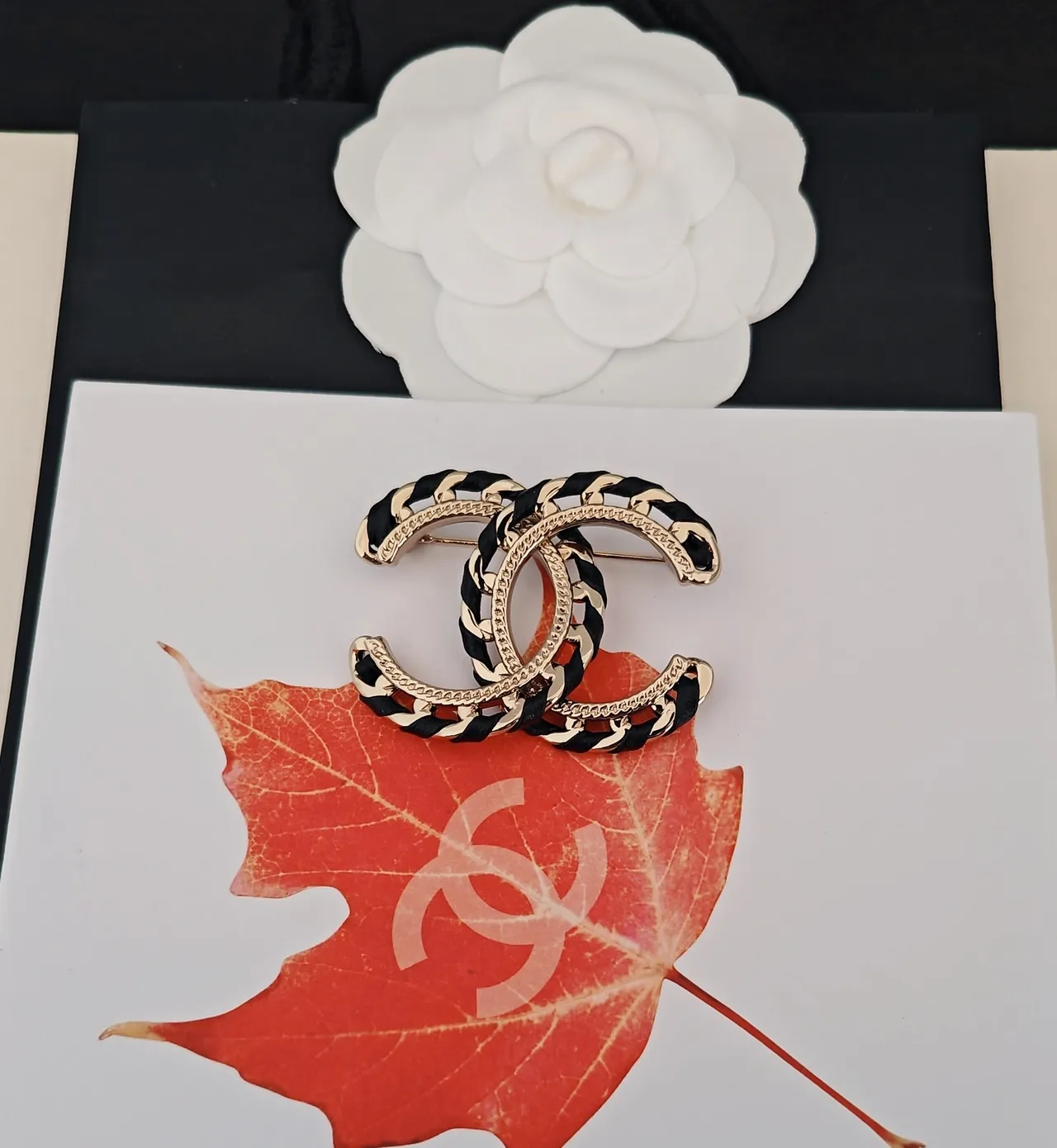 Chanel CC Black Gold Interlocking Logo Chain-Link Detail Brooch 3