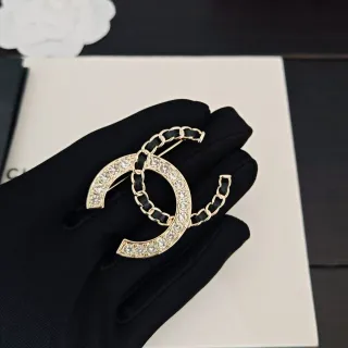 Chanel CC Brooch সোনালী টোন কালো রিবন পাভে ক্রিস্টাল ব্রোচ