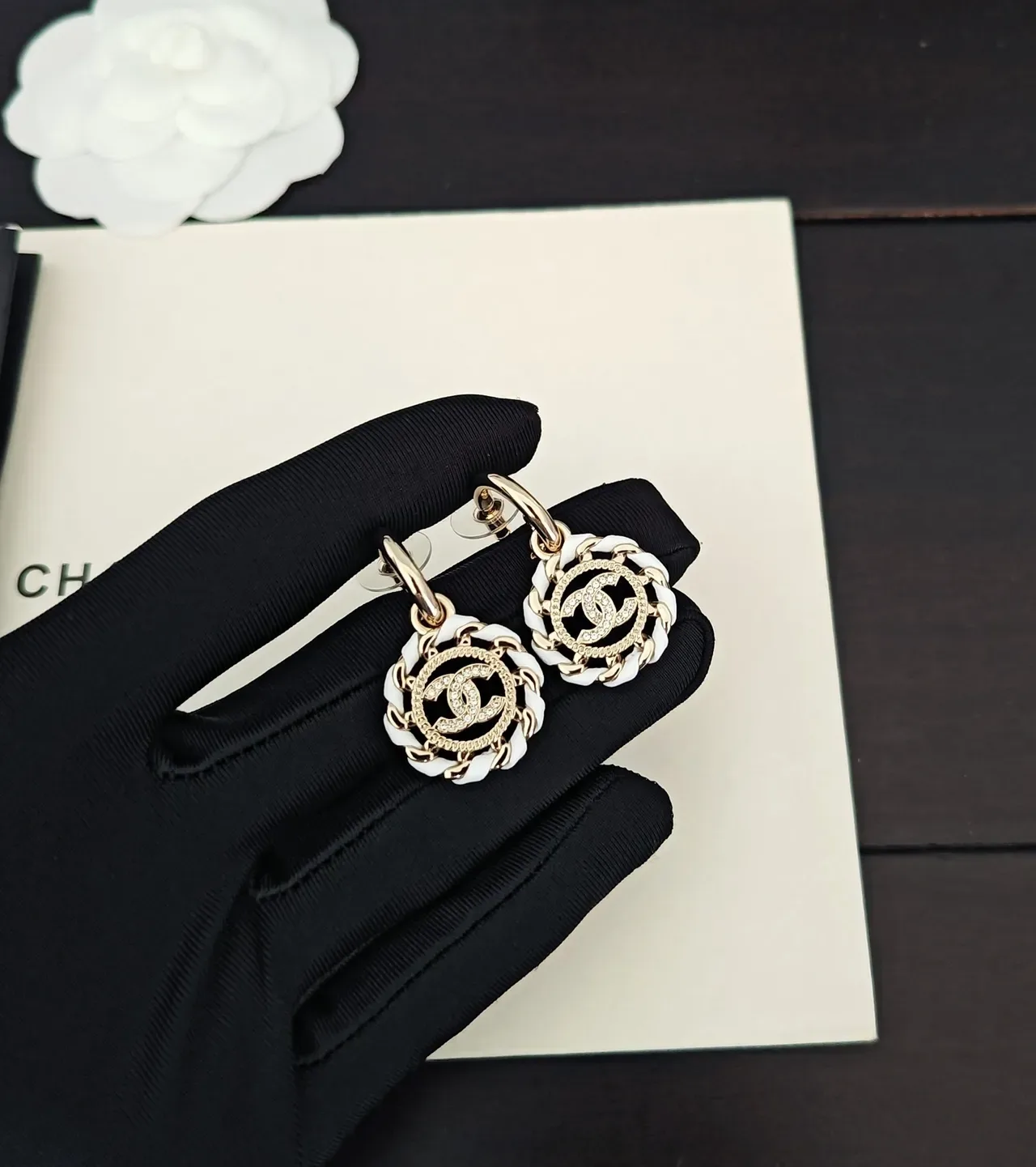 Chanel Boucles d'Oreilles CC Chaîne Motif Or et Blanc 2