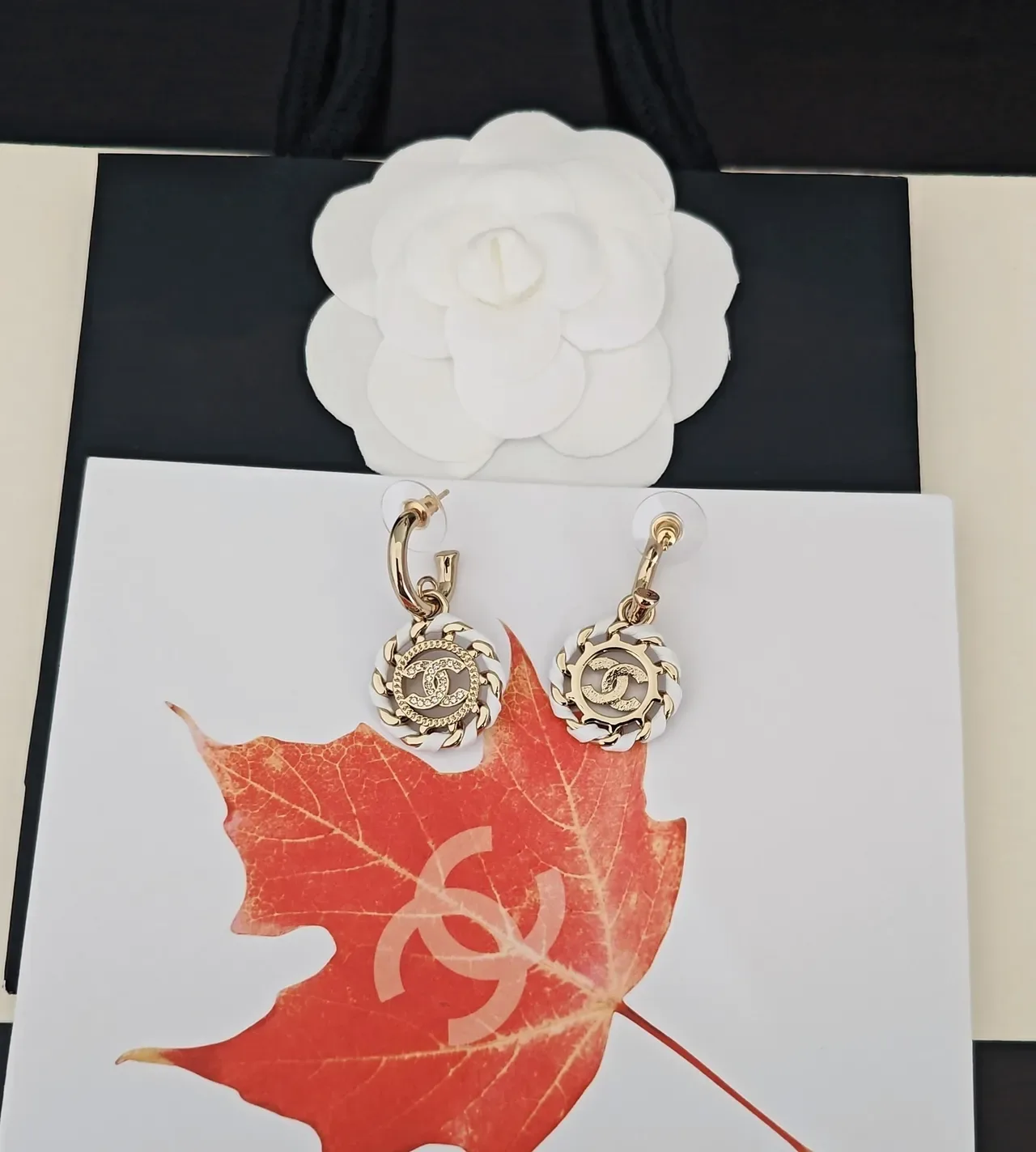 Chanel Boucles d'Oreilles CC Chaîne Motif Or et Blanc 3