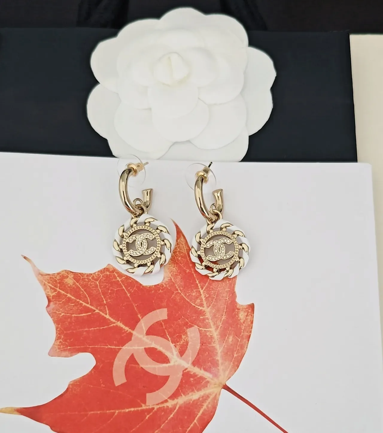 Chanel Boucles d'Oreilles CC Chaîne Motif Or et Blanc 4