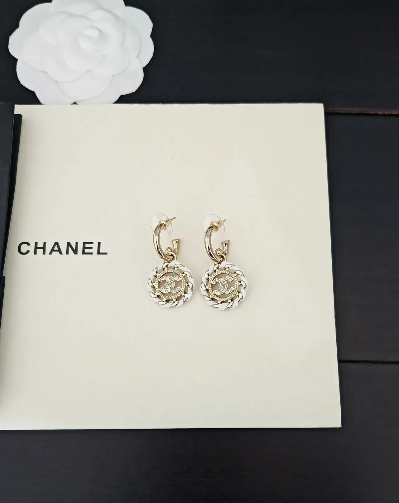 Chanel Boucles d'Oreilles CC Chaîne Motif Or et Blanc 5