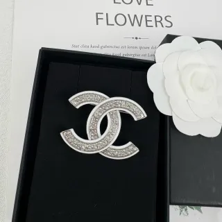 Chanel CC Broche de Cristal Plata y Esmalte Blanco