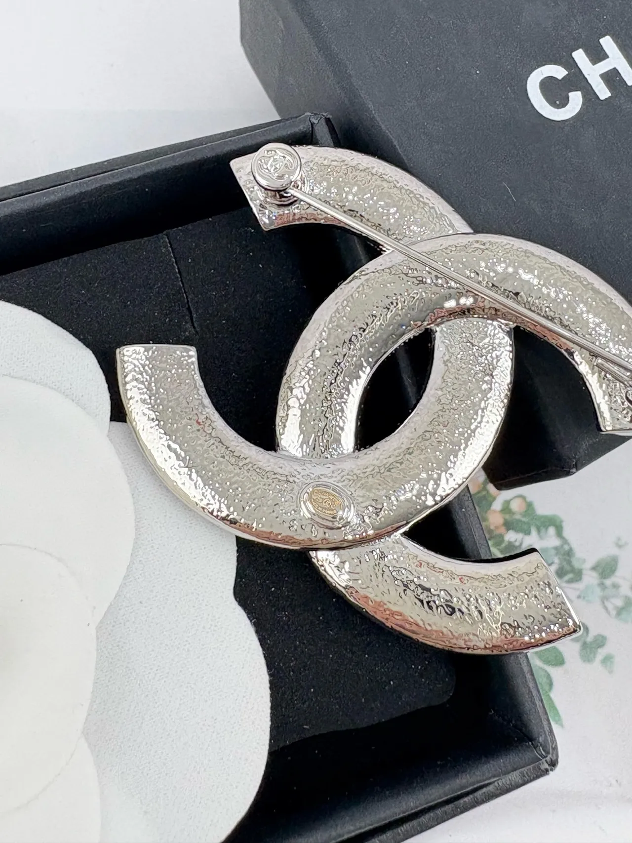 Chanel CC Broche de Cristal Prata e Esmalte Branco 2