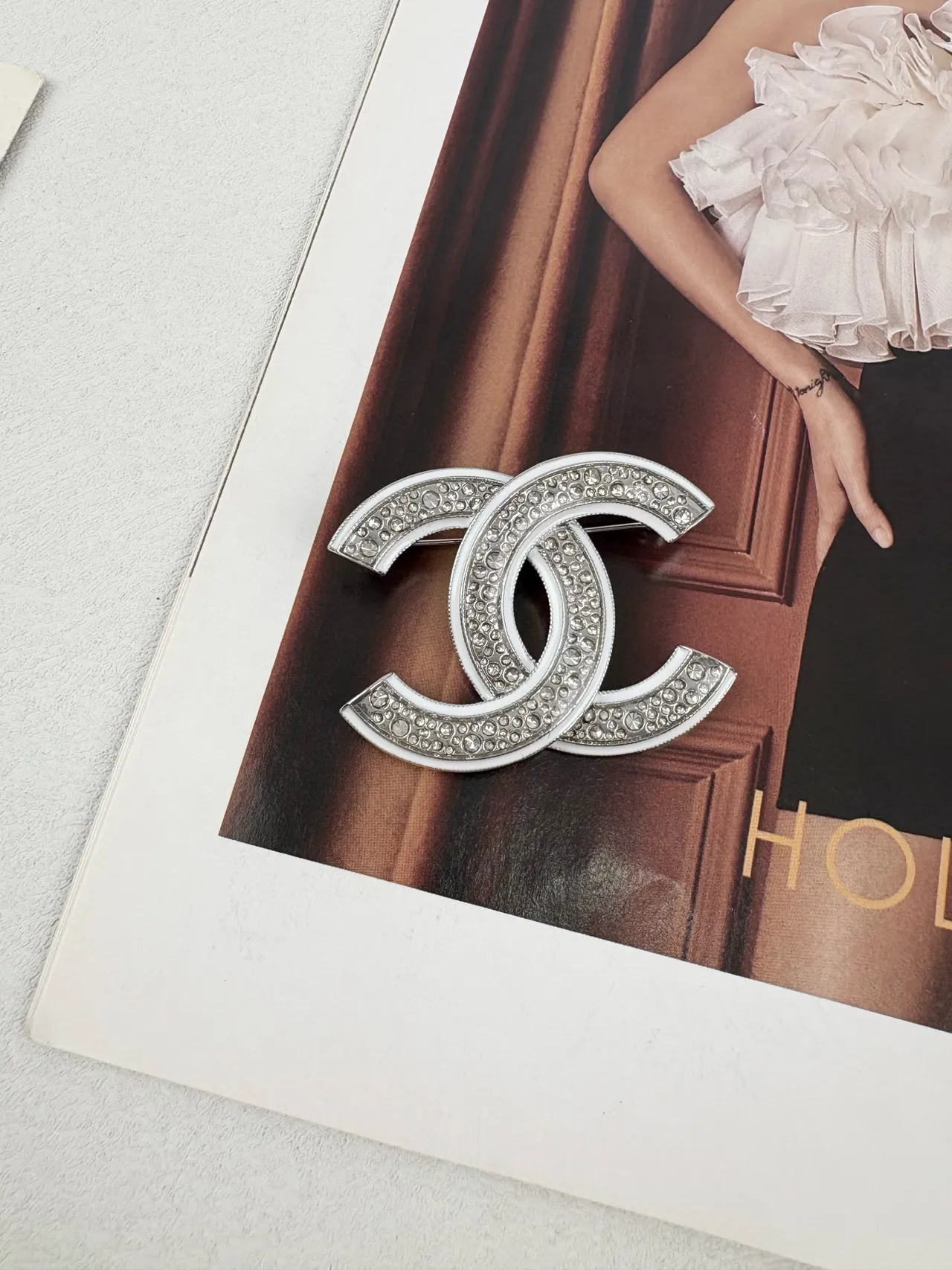 Chanel CC Broche de Cristal Prata e Esmalte Branco 3