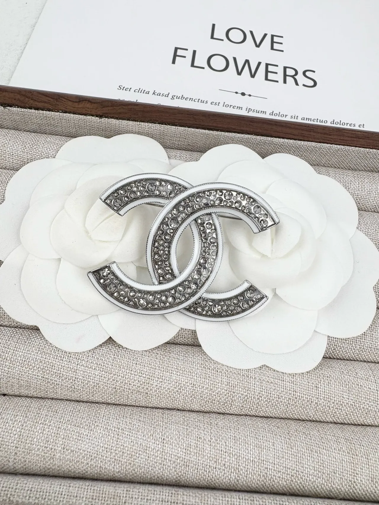Chanel CC Broche de Cristal Prata e Esmalte Branco 5