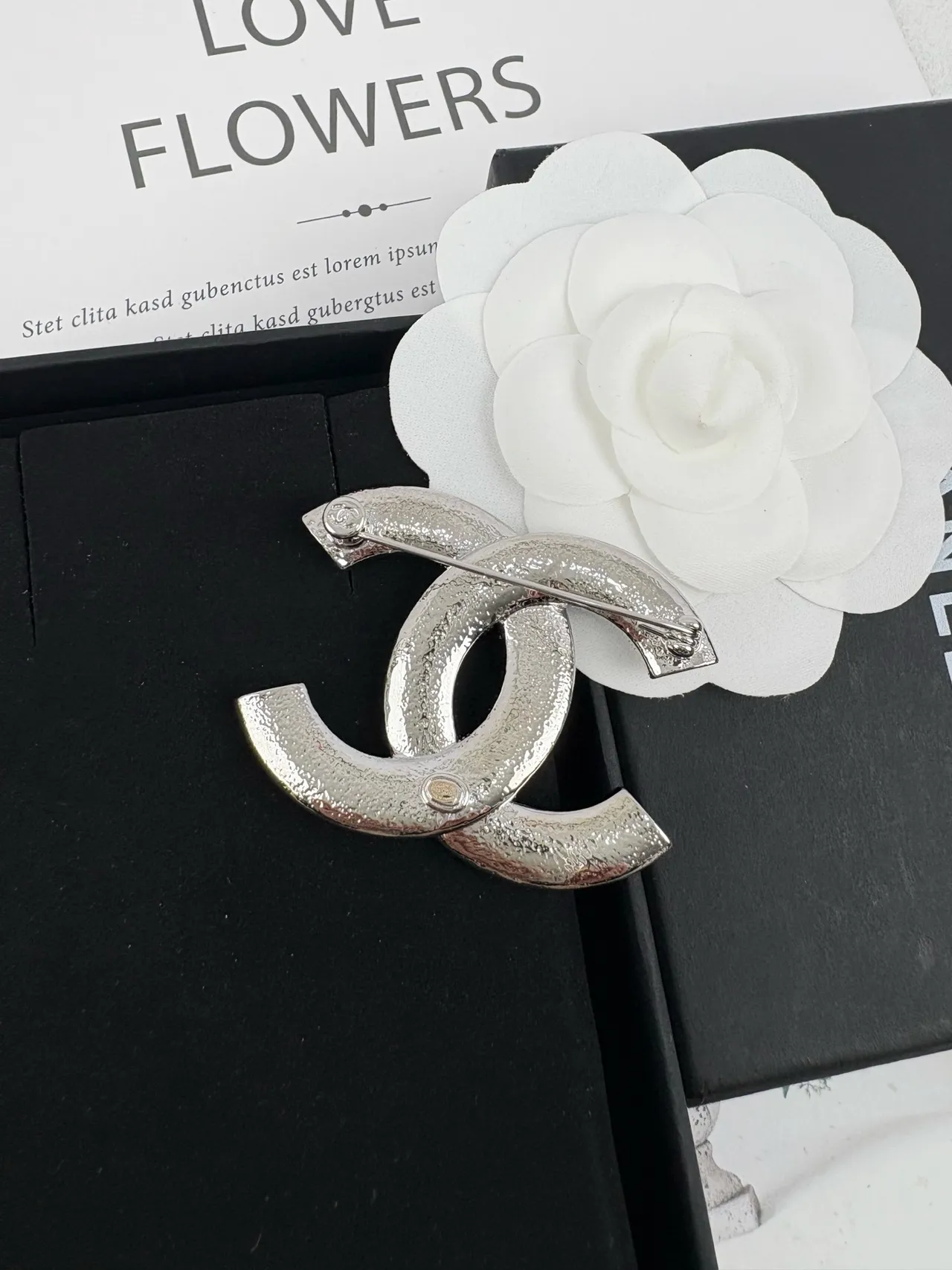 Chanel CC Broche de Cristal Prata e Esmalte Branco 6