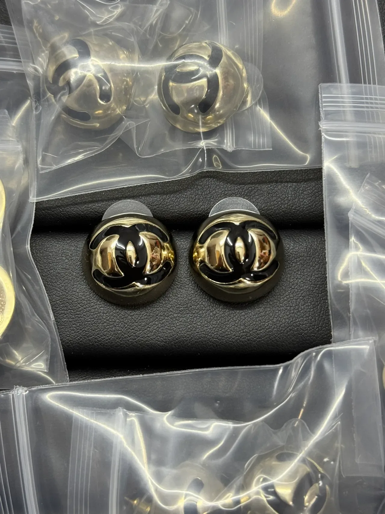 Chanel CC Logo Boucles d'Oreilles Rondes Émail Noir et Or Domé 2