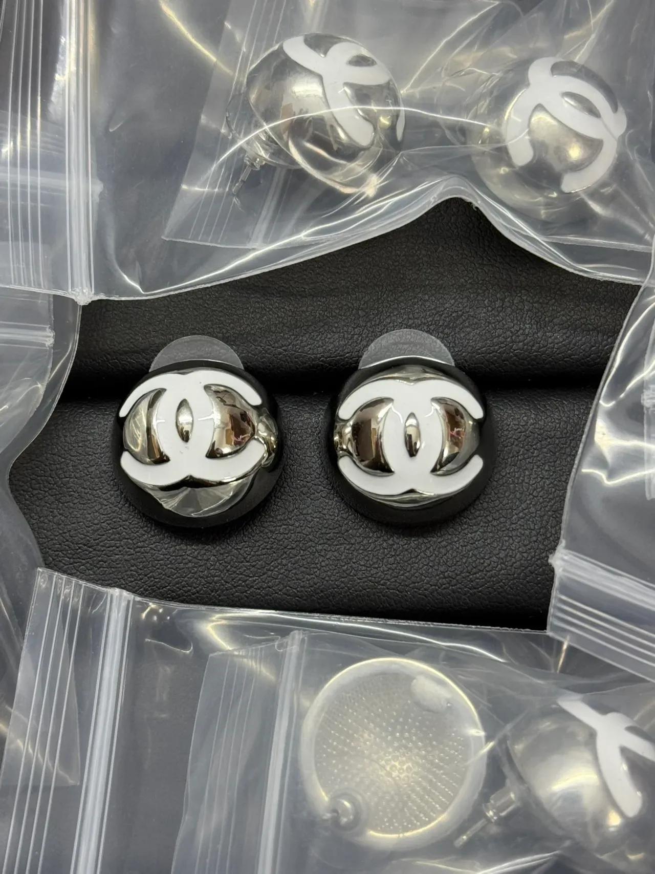 Chanel CC Logo Boucles d'Oreilles Rondes Émail Noir et Or Domé 3