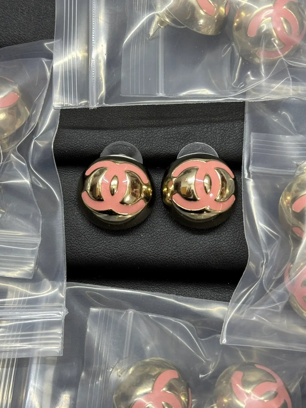 Chanel CC Logo Boucles d'Oreilles Rondes Émail Noir et Or Domé 4