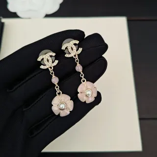 Chanel CC Logo क्रिस्टल और गुलाबी फूलदार मोती कान की बालियां