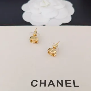 Chanel CC Logo সোনালি রঙের আয়তাকার স্টাড ইয়ারিংস