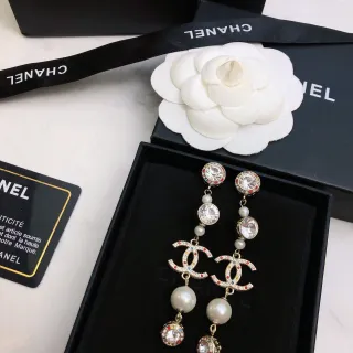 Chanel CC Logo 珍珠和水晶坠耳环