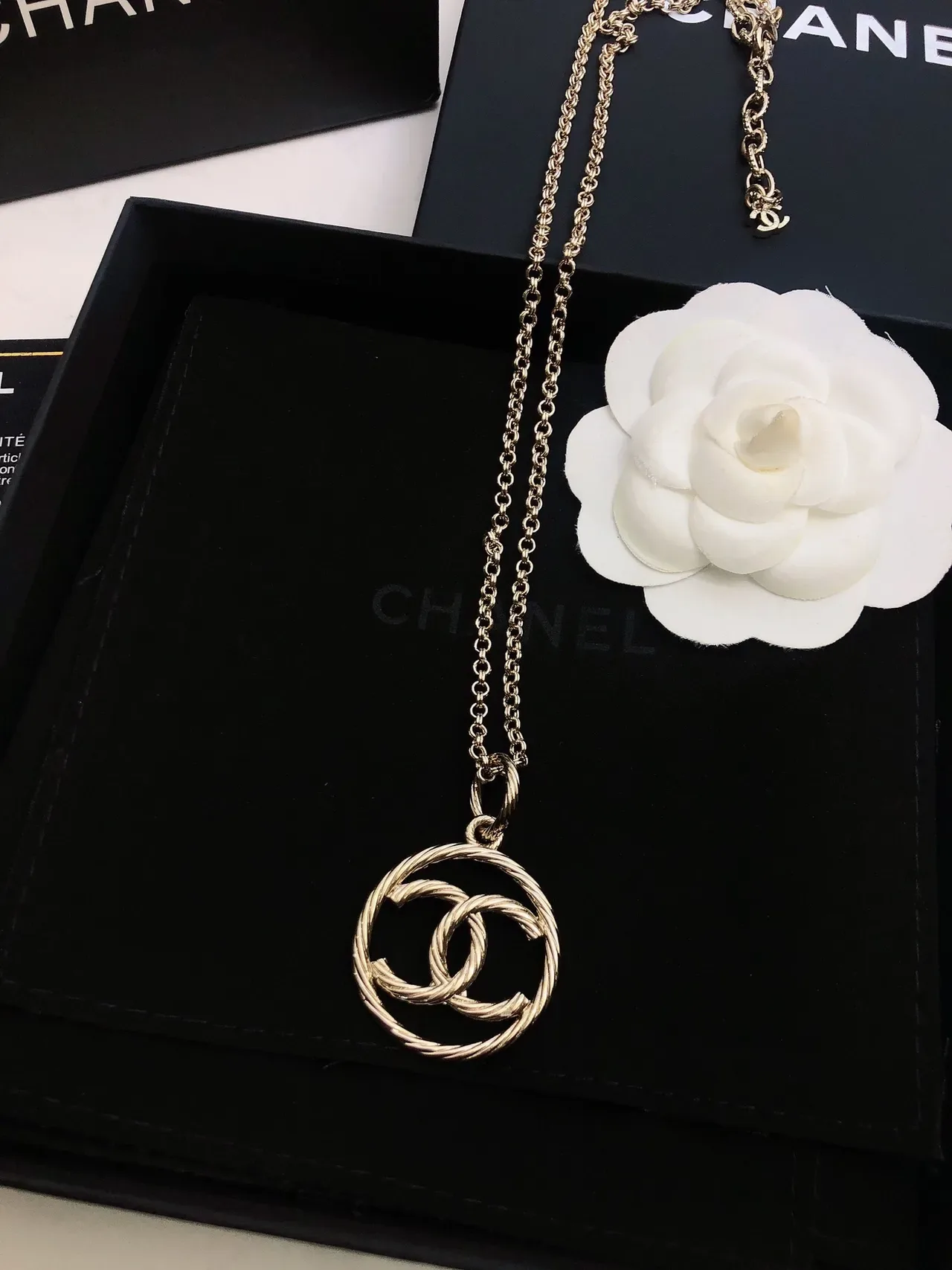 Collier Chanel CC Pendentif Chaîne Dorée Blanche Tordue 2
